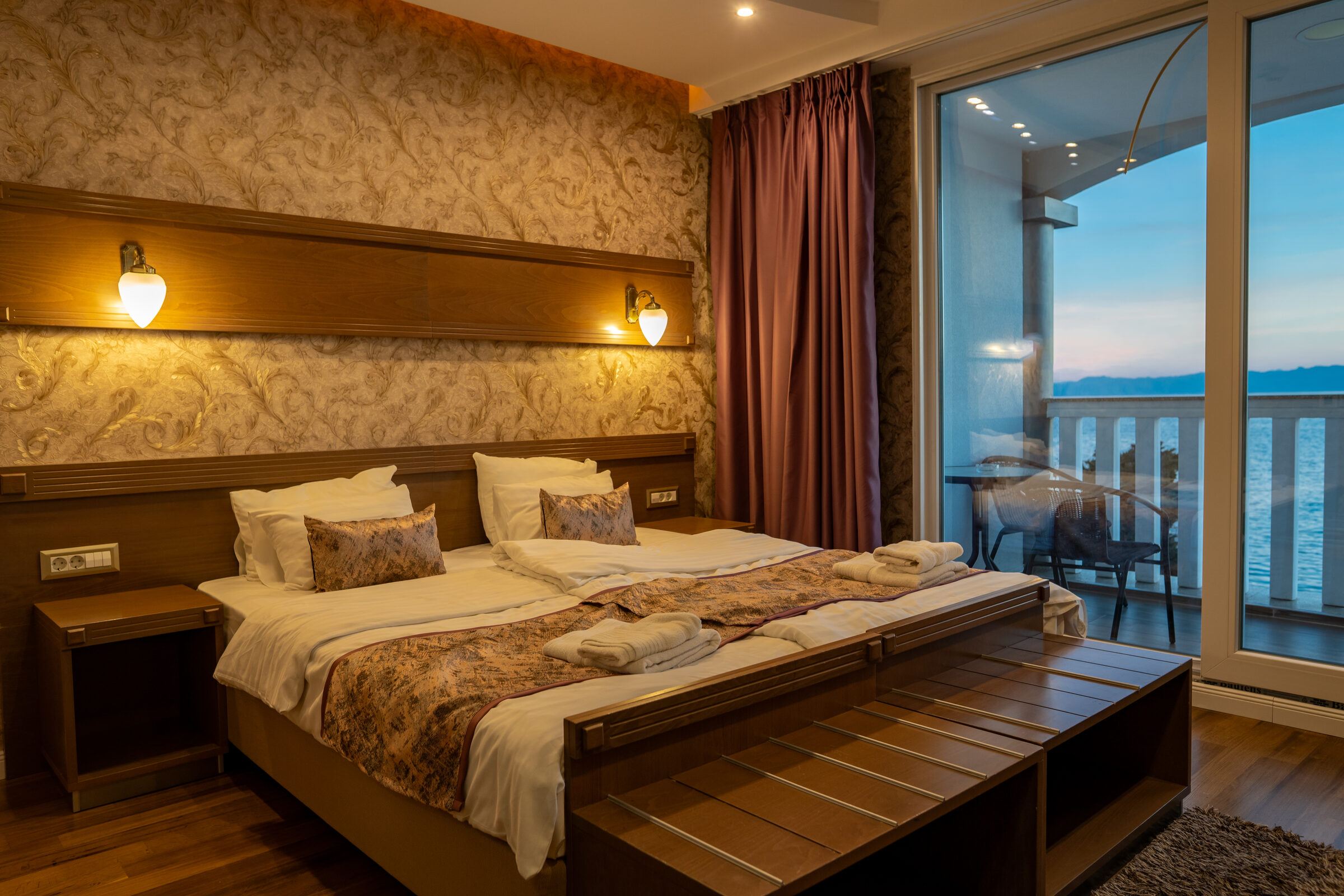 Double or Twin Room with Balcony and Lake View detail